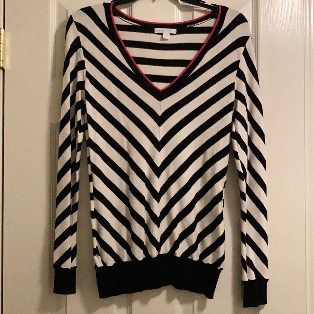 🧡 NY&C Fitted Women’s V-neck Sweater (size S)